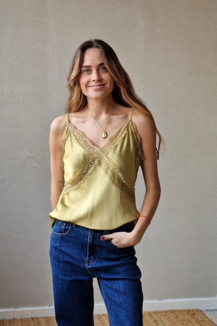 Top lencero con puntilla mostaza