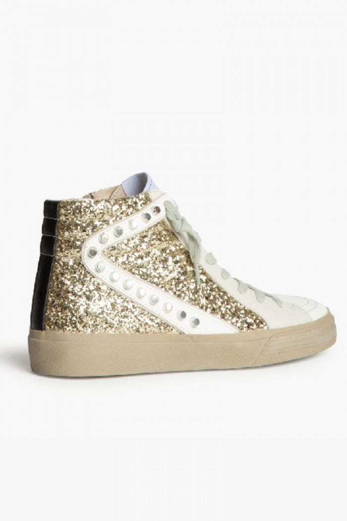 Sneakers dorada con detalle blanco, glitter y tachuelas