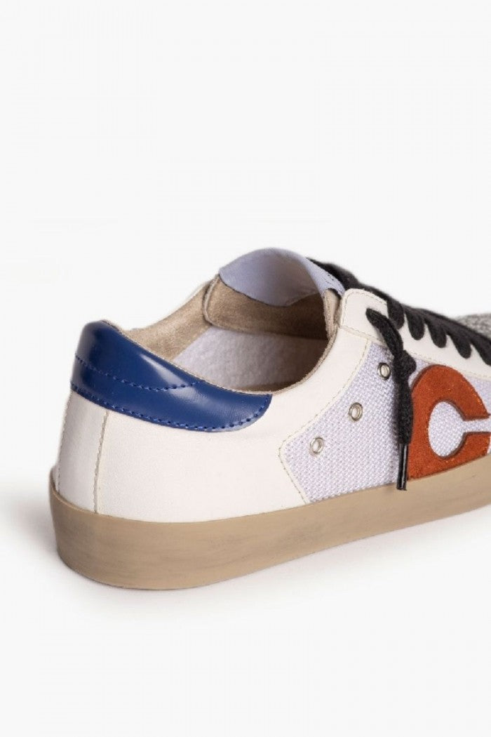 Zapatillas blancas, azul y naranja con detalles en plata