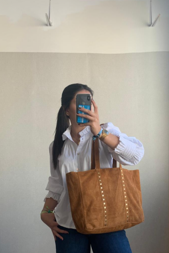 Bolso de ante shopping con tachuelas camel