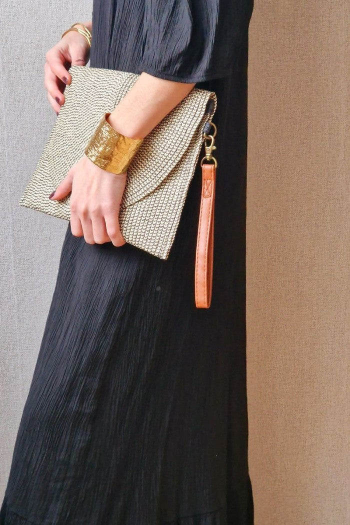 Bolso sobre de rafia dorado y negro