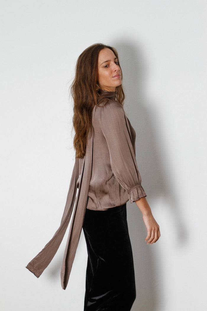 Blusa satinada de una manga con fular topo