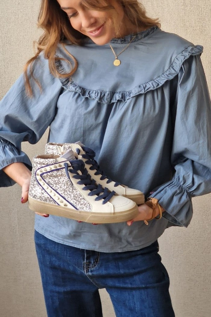 Sneakers plateada con detalle azul, glitter y tachuelas