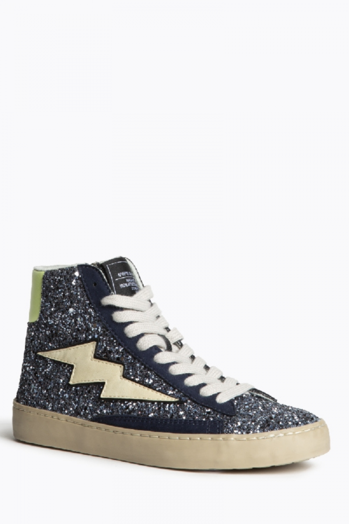 Sneakers azul con rayo glitter y tachuelas