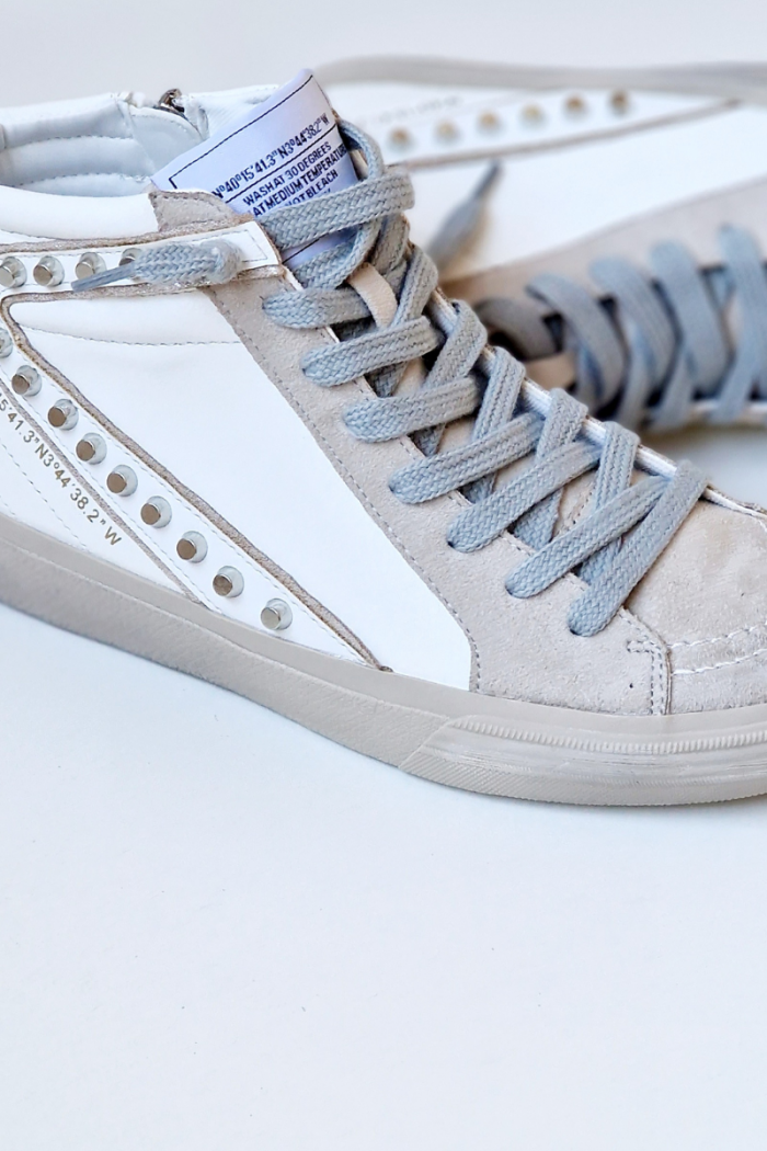 Sneakers blancas con detalles de tachuelas