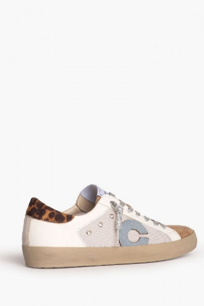 Sneakers blancas con detalles en animal print