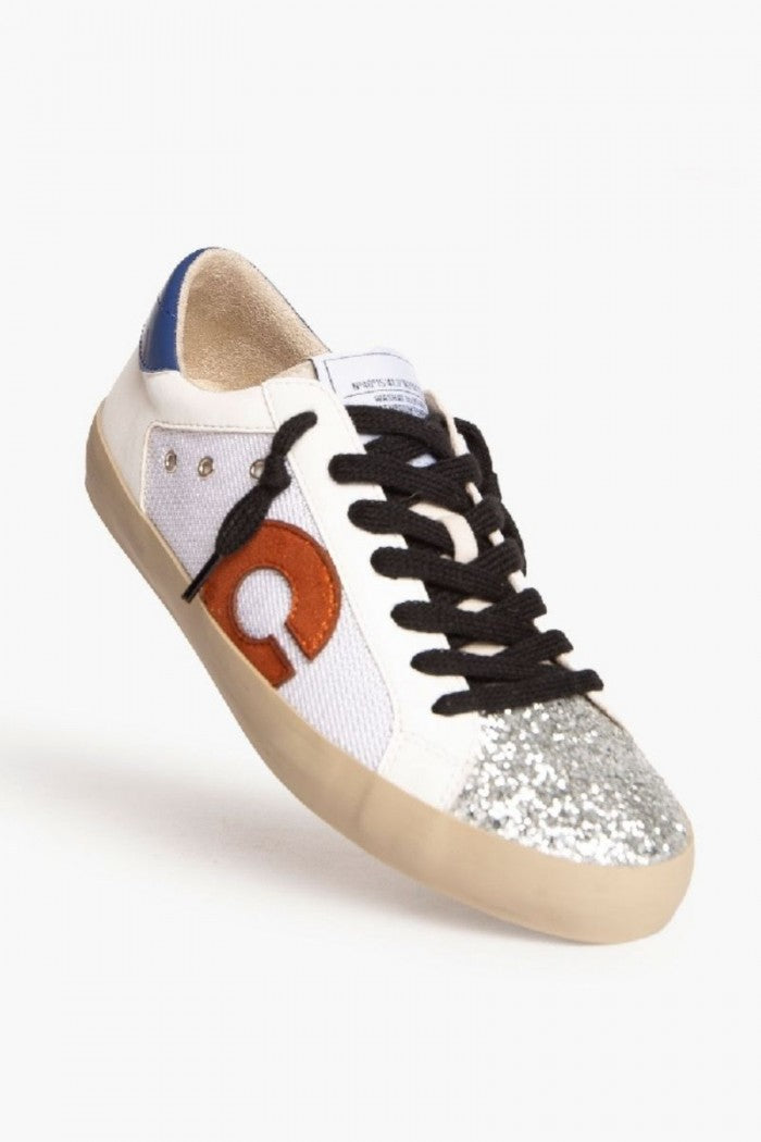 Zapatillas blancas, azul y naranja con detalles en plata