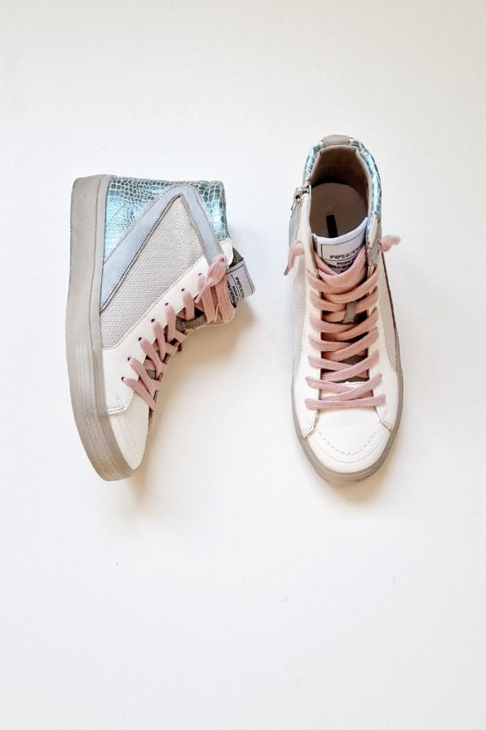 Sneakers blancas con detalles en azul