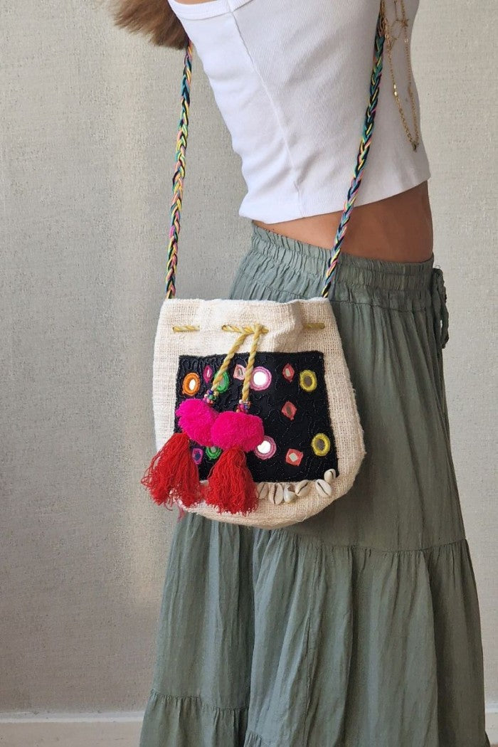 Bolso bombonera con espejitos y conchas fucsia