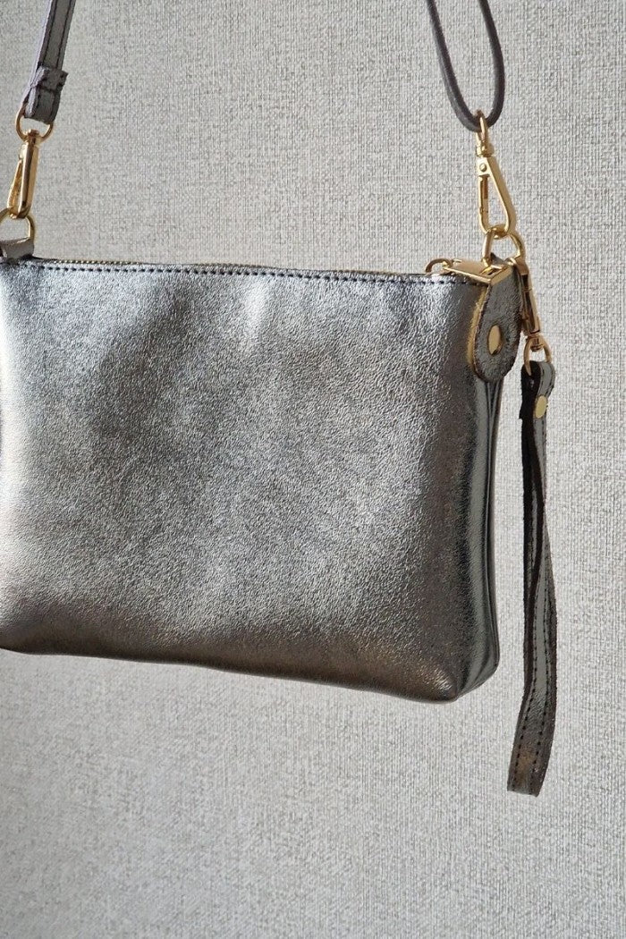 Bolso pequeño de piel plateado