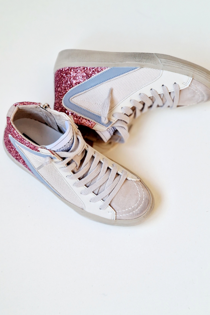 Sneakers blancas con detalles de glitter rosa
