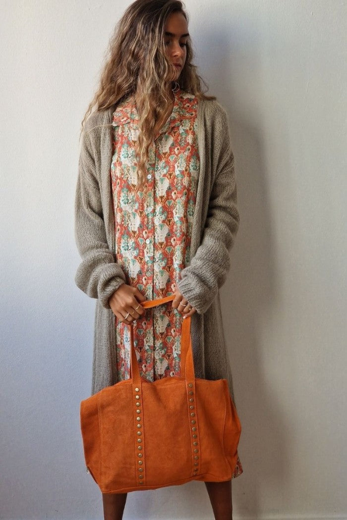 Bolso de ante shopping con tachuelas naranja