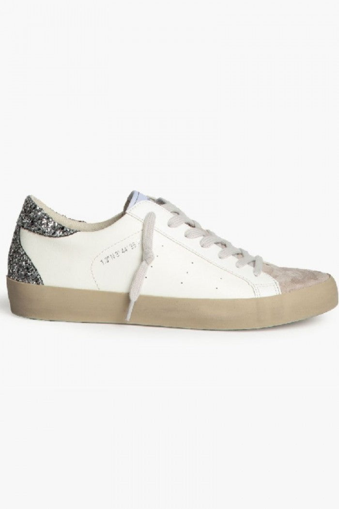 Sneakers blancas con detalles plateados