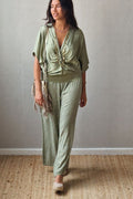 Pantalón tipo bambula verde militar y lurex dorado
