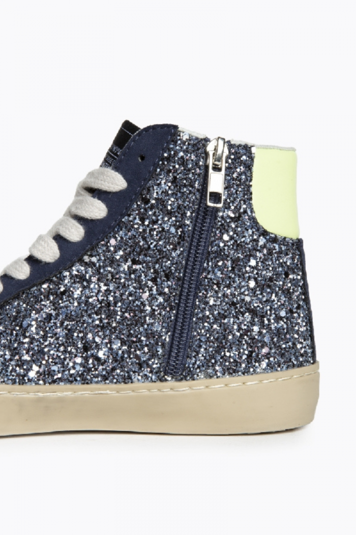 Sneakers azul con rayo glitter y tachuelas