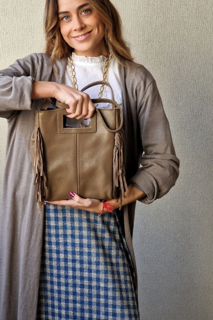 Bolso de piel con flecos topo