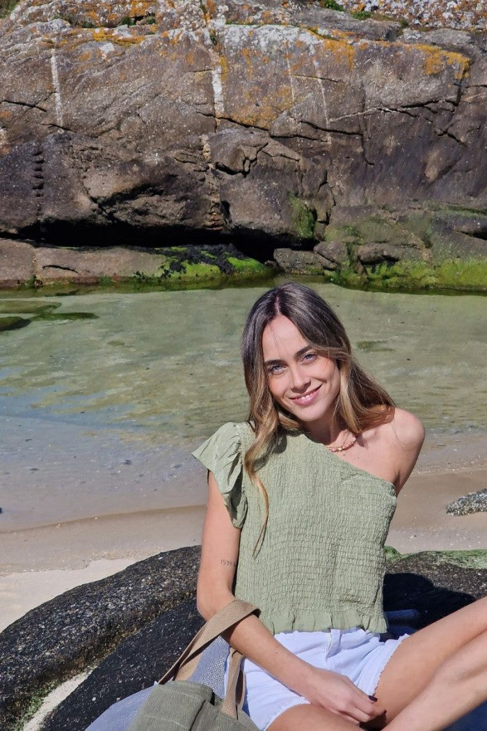 Top fruncido asimétrico verde