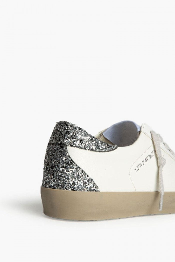 Sneakers blancas con detalles plateados