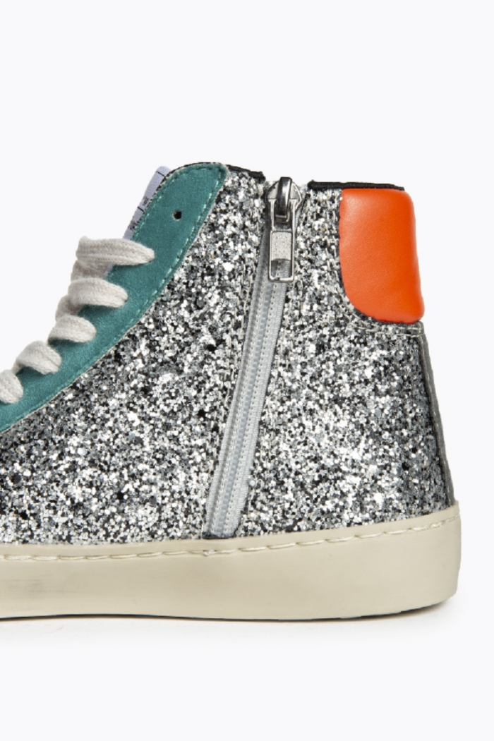 Sneakers plata  con rayo glitter y tachuelas