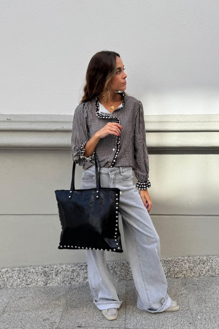 Bolso piel cuadrado shopper tachas negro