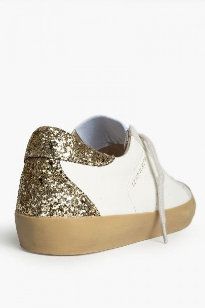 Sneakers blancas con detalles dorado