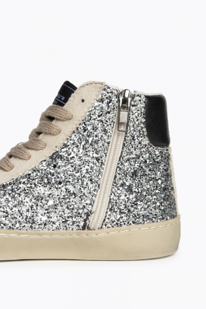 Sneakers negro con rayo glitter y tachuelas