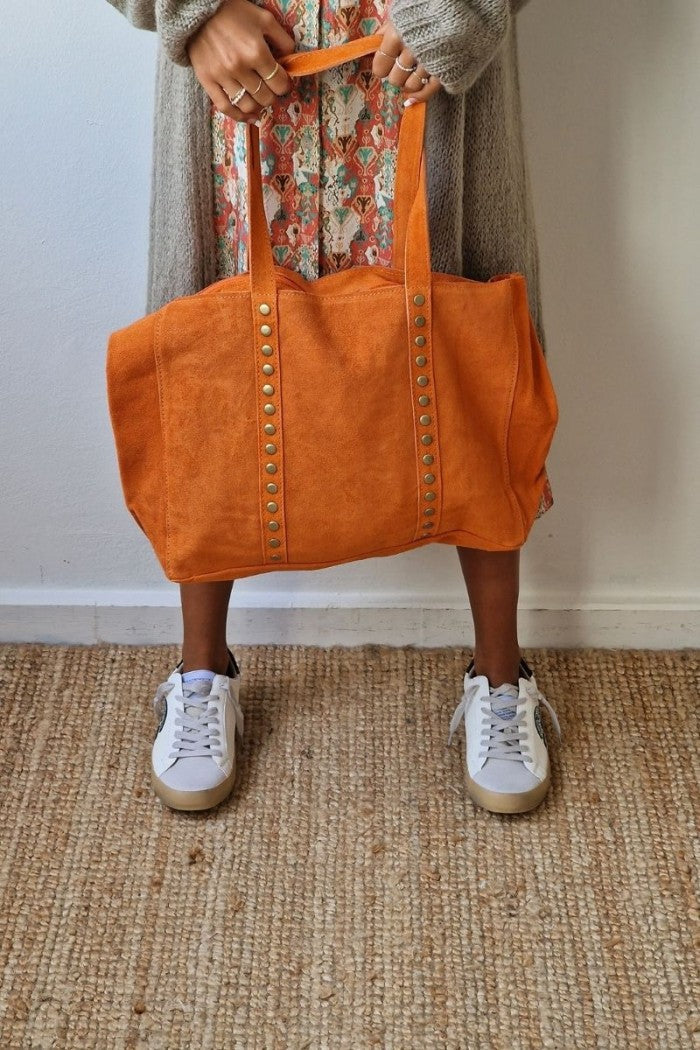 Bolso de ante shopping con tachuelas naranja