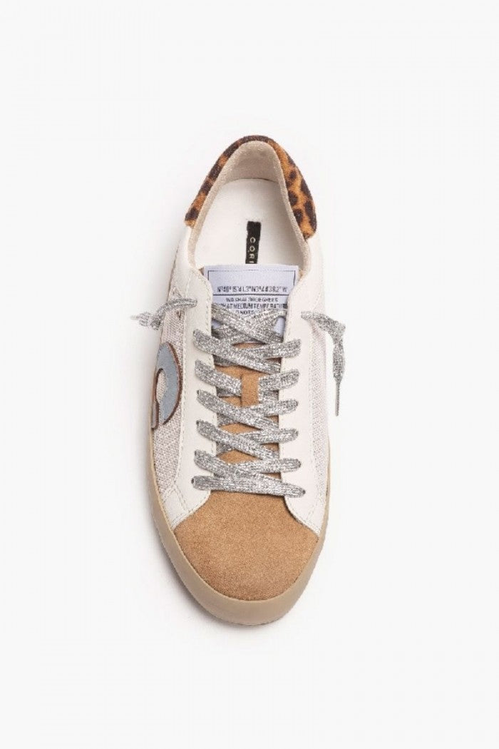 Sneakers blancas con detalles en animal print