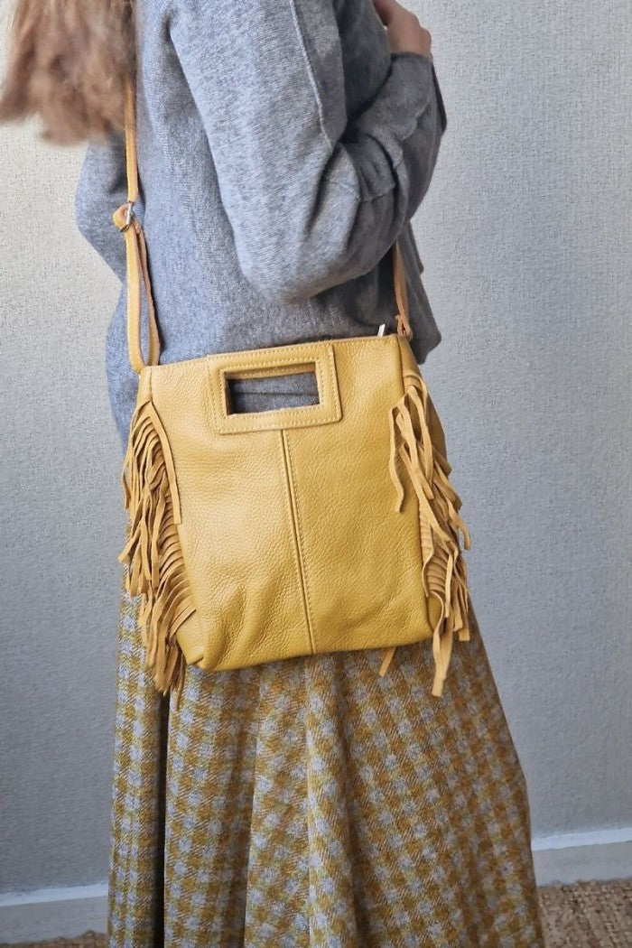 Bolso de piel con flecos mostaza