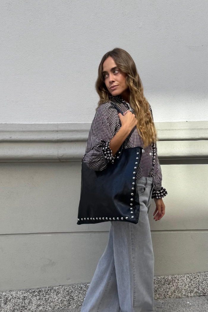 Bolso piel cuadrado shopper tachas negro