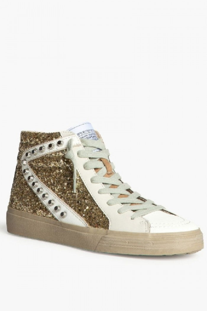 Sneakers dorada con detalle blanco, glitter y tachuelas