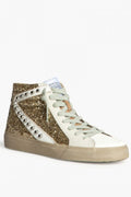 Sneakers dorada con detalle blanco, glitter y tachuelas
