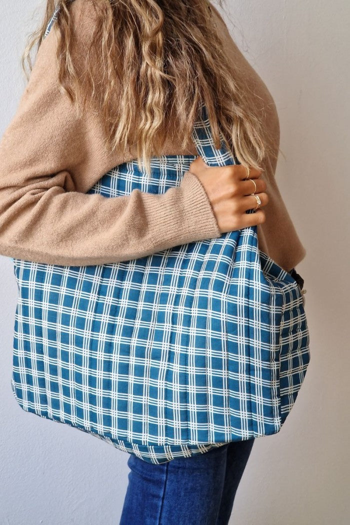 Bolso de tela acolchado con estampado de cuadros