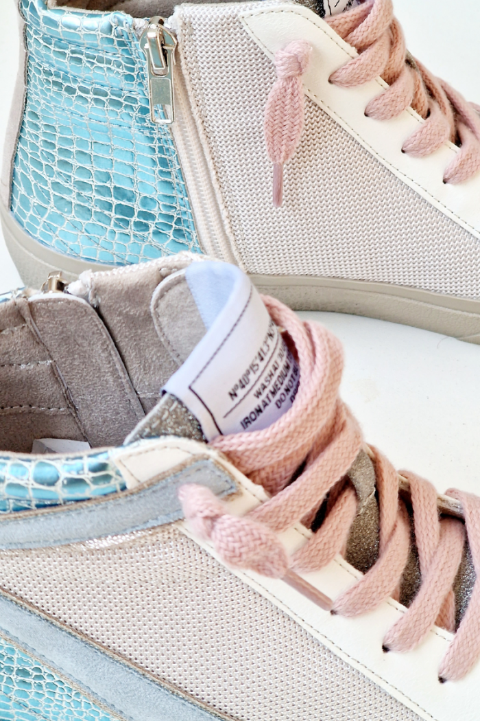 Sneakers blancas con detalles en azul