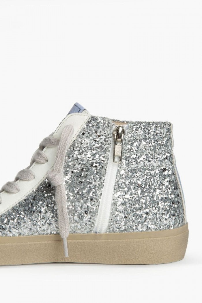 Sneakers plateada con detalle azul, glitter y tachuelas