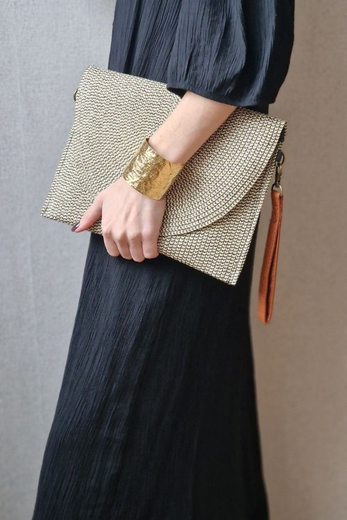 Bolso sobre de rafia dorado y negro