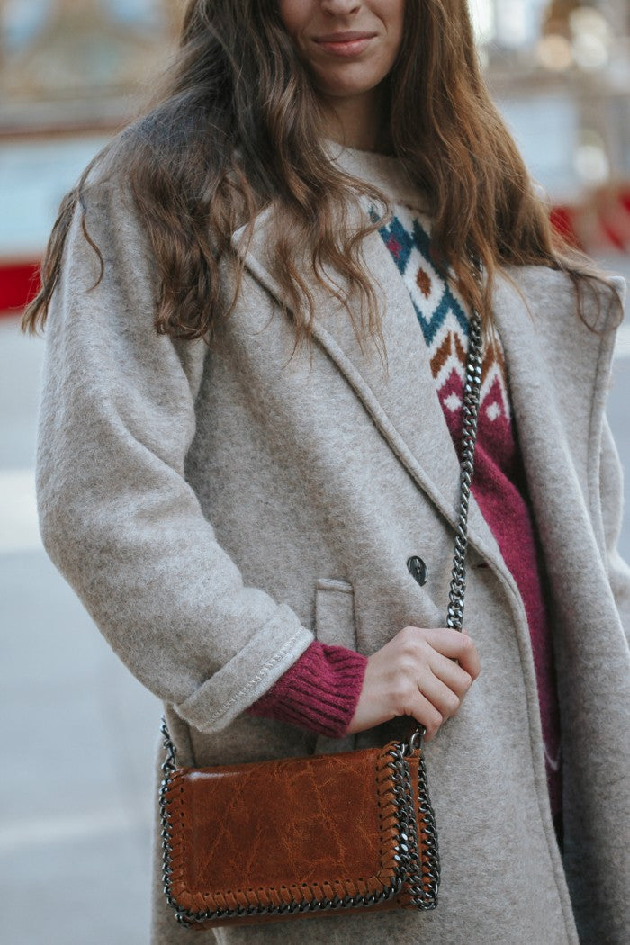 Bolso de piel con cadena camel