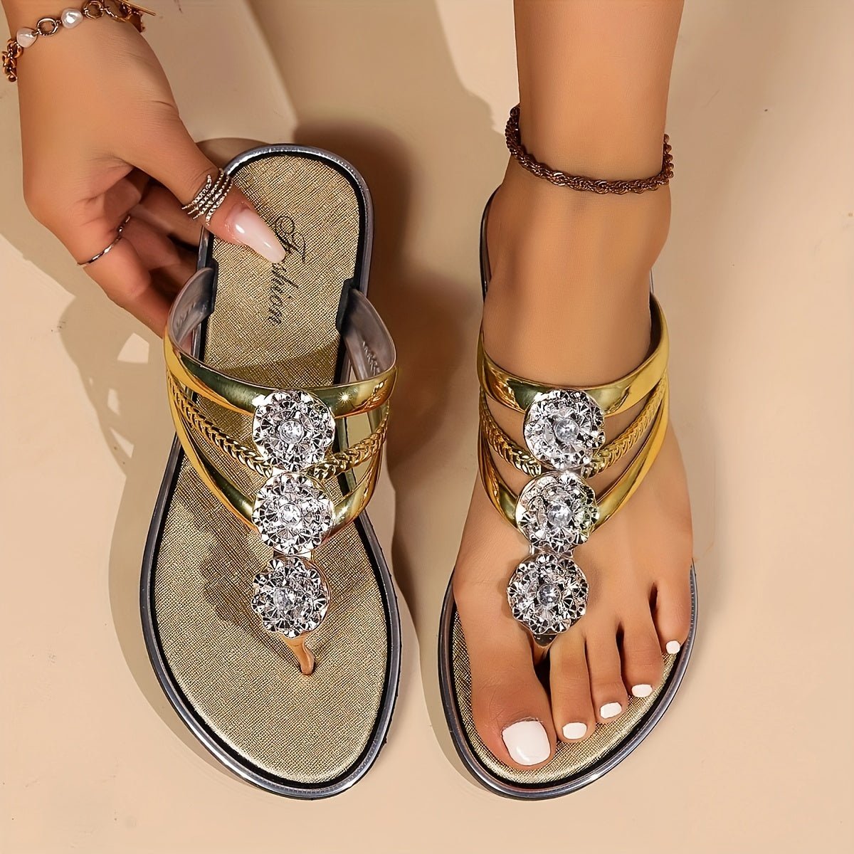 Consuelo | Sandalias planas para mujer con tira T y pedrería